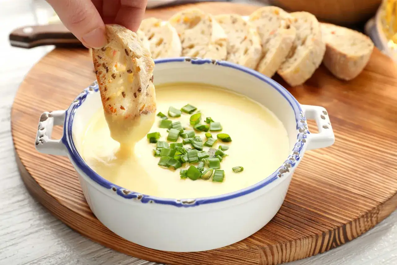 r&oacute;żne rodzaje sera cheddar do sosu oraz cytrynian sodu