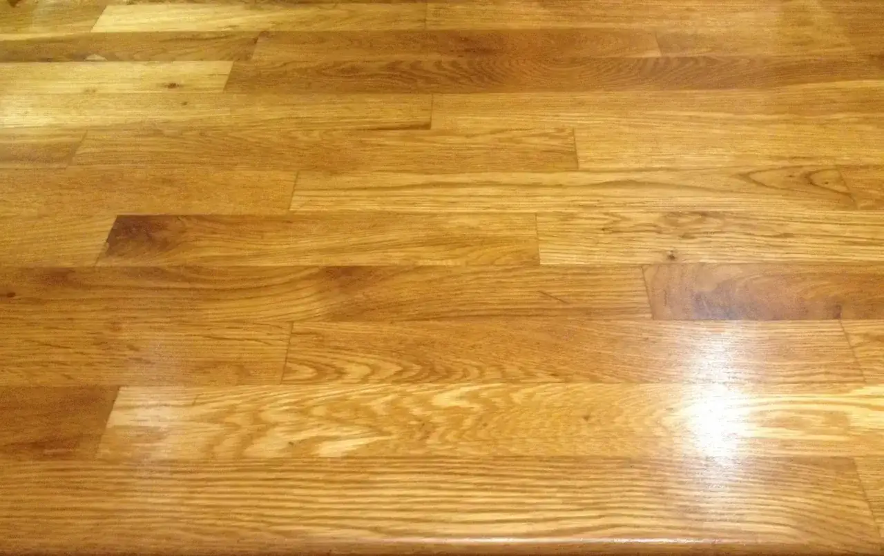 Ett vackert tr&auml;bord, nyligen oljat in med linolja, visar upp sin varma gyllene glans och naturliga &aring;dring.