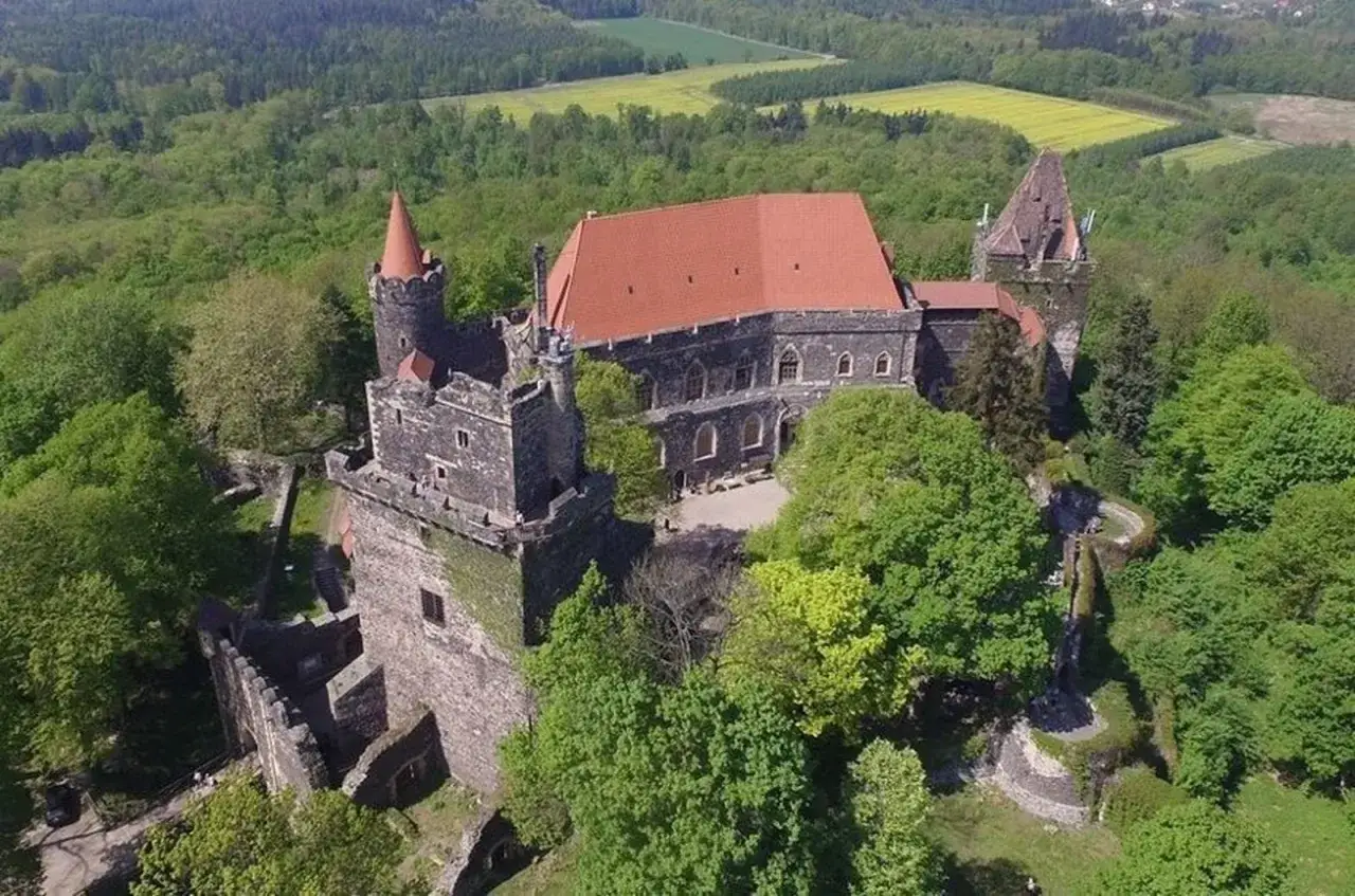 Zamek Grodziec, otoczony zielenią, zachwyca architekturą. Warto odwiedzić to miejsce, by wyrobić sobie własne zamek grodziec opinie.