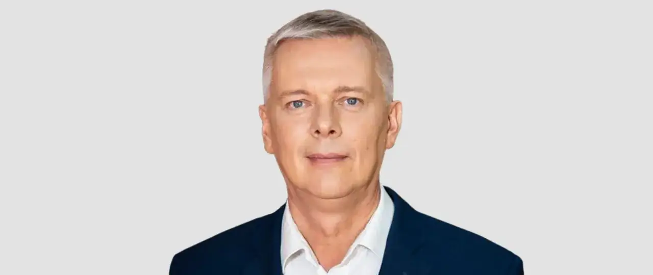 Portret Tomasza Krzysztofa Siemiona w granatowej marynarce i białej koszuli.