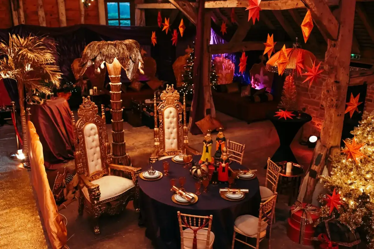 Goldene Thronst&uuml;hle, ein festlich gedeckter Tisch und funkelnde Dekorationen &ndash; hier sind tolle **Mottoparty Ideen** f&uuml;r eine k&ouml;nigliche Feier!