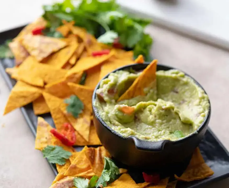 guacamole z nachosami i warzywami