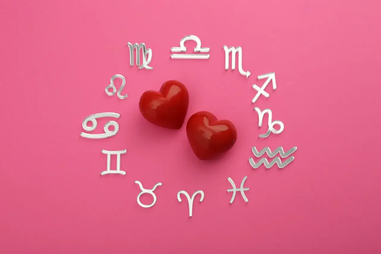 Dwa czerwone serca otoczone symbolami zodiaku. Czy to horoskop dla samotnych panien, kt&oacute;ry podpowie, jak znaleźć miłość?
