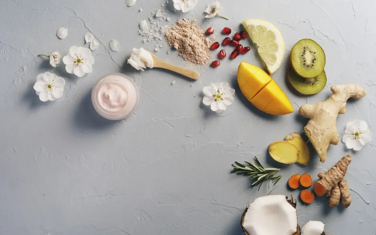 Naturalne składniki jak cytryna, mango, kiwi, imbir, kurkuma i kokos mogą pomóc w pytaniu jak usunąć plamy starcze domowym sposobem.