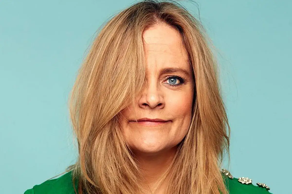 Henriette Steenstrup, med sitt blonda hår som delvis täcker ansiktet, blickar mot kameran med blå ögon.