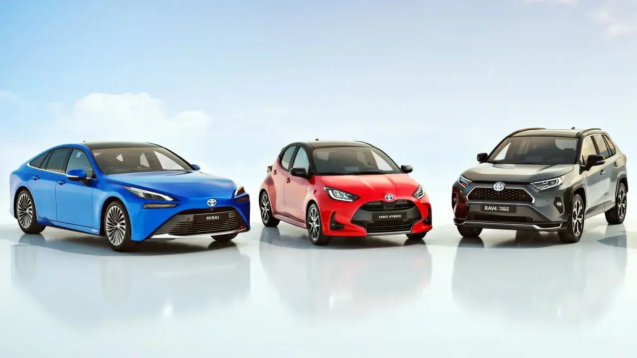 Niebieski Mirai, czerwony Yaris Hybrid i szary RAV4 Plug-in Hybrid – to tylko niektóre z modeli Toyoty prezentujące przyszłość motoryzacji.