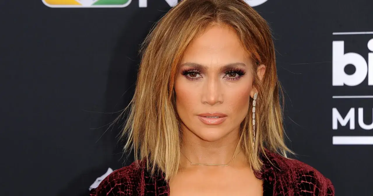 Jennifer Lopez z błyszczącym makijażem i złotą biżuterią. Czy to ona miała największe kłótnie celebrytów na planach filmowych o których się nie mówi?
