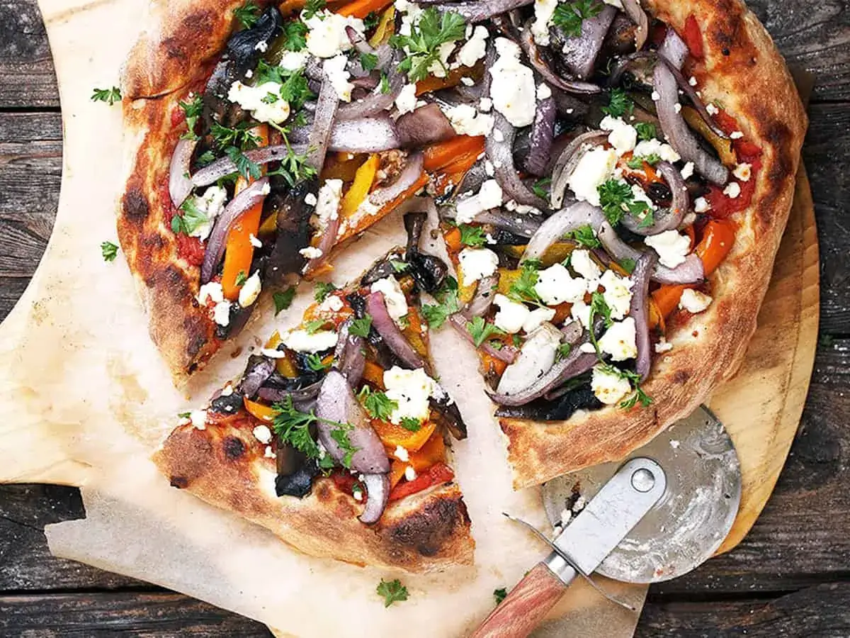 En h&auml;rlig pizza p&aring; grillen med gr&ouml;nsaker och fetaost. Perfekt f&ouml;r en sommarkv&auml;ll!