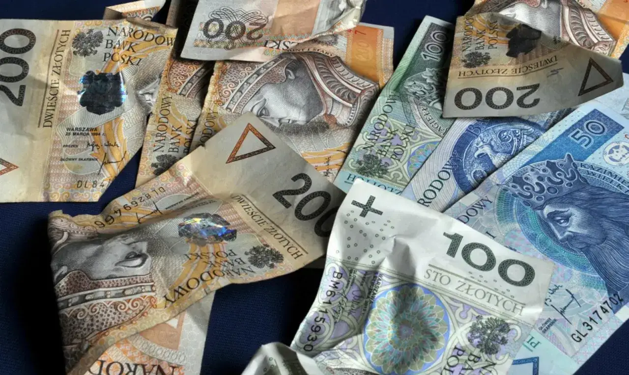 Stos banknotów 200, 100, 50 złotych. Czy można skleić banknoty? Tak, jeśli są uszkodzone, ale najlepiej oddać je do banku.