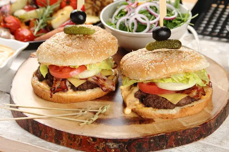 Zdjęcie Co do hamburgera: Kluczowe składniki i sekrety idealnego smaku