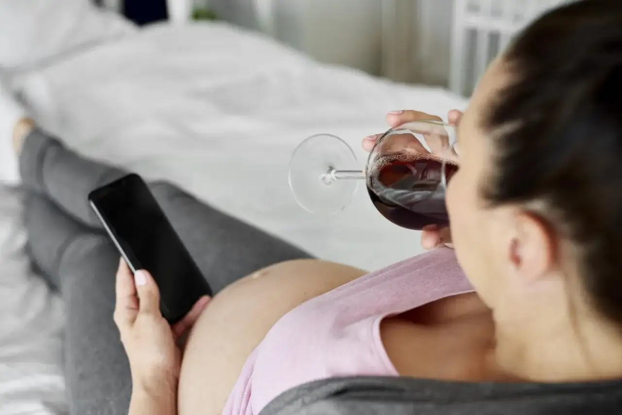 Zdjęcie Czy można pić wino w ciąży? Poznaj ryzyko i konsekwencje zdrowotne