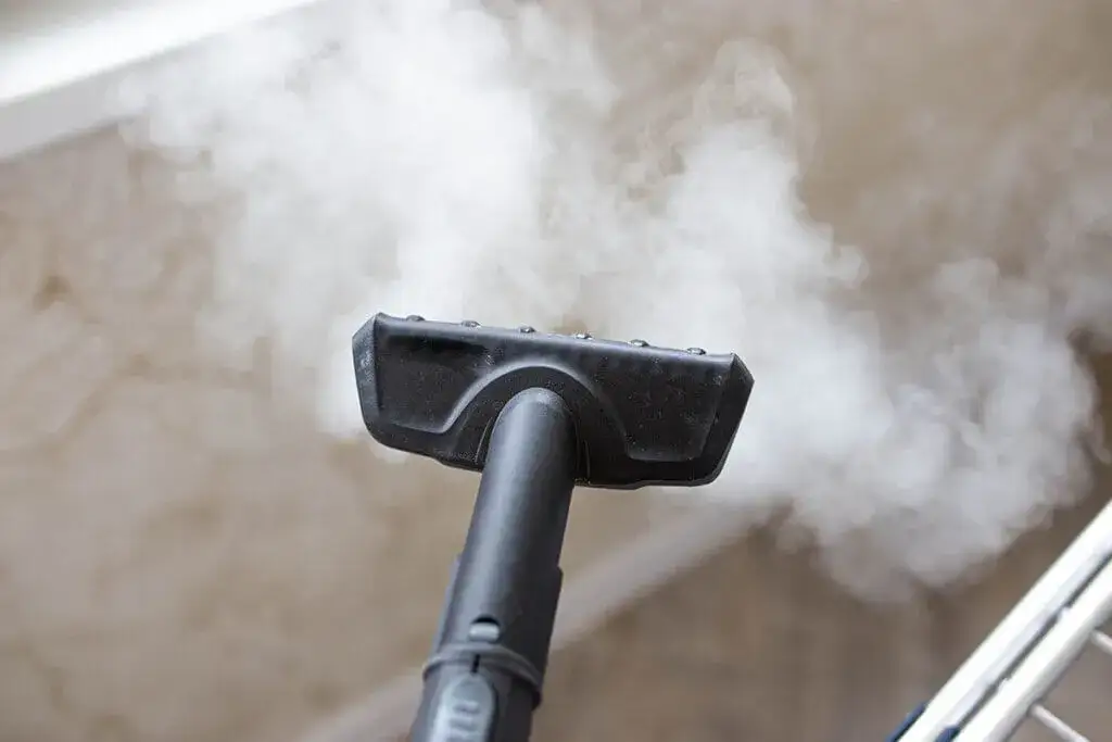 Zdjęcie Jak odkleić naklejkę z mebli bez uszkodzeń - skuteczne metody i porady