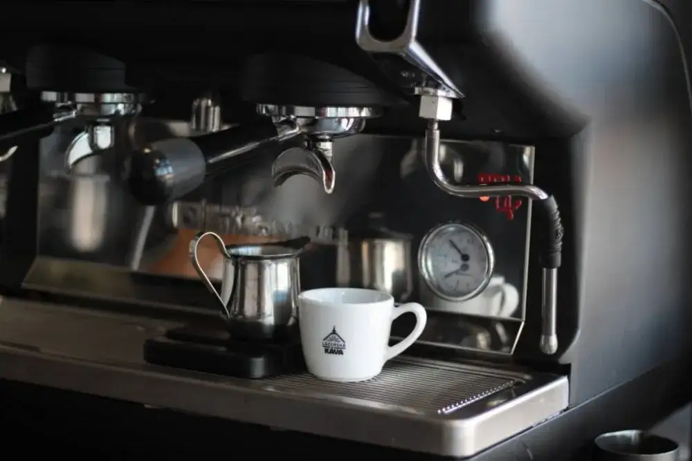 Zdjęcie Ile bar w ekspresie do kawy? Odkryj optymalne ciśnienie dla espresso