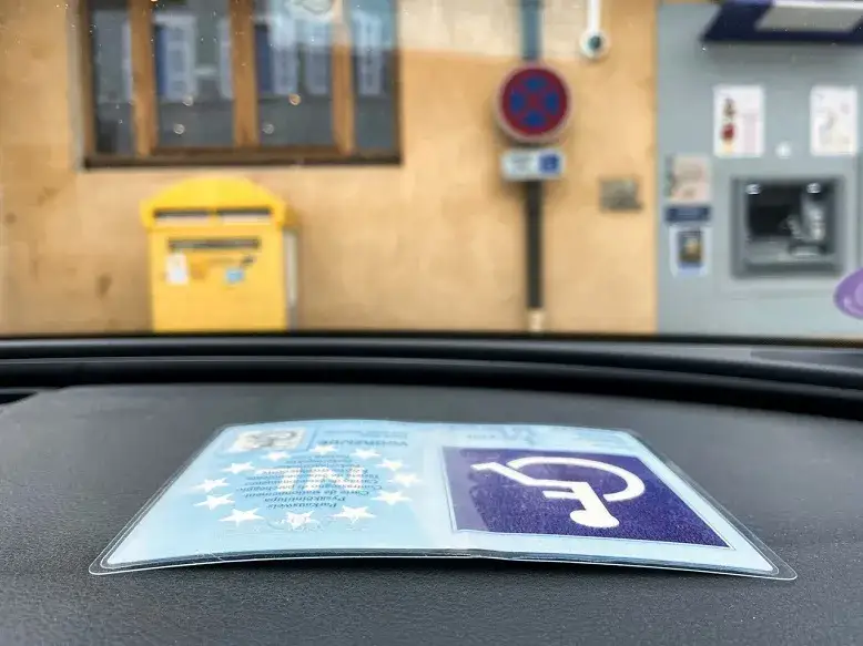 Zdjęcie Z czego zwalnia karta parkingowa dla niepełnosprawnych i jakie znaki?