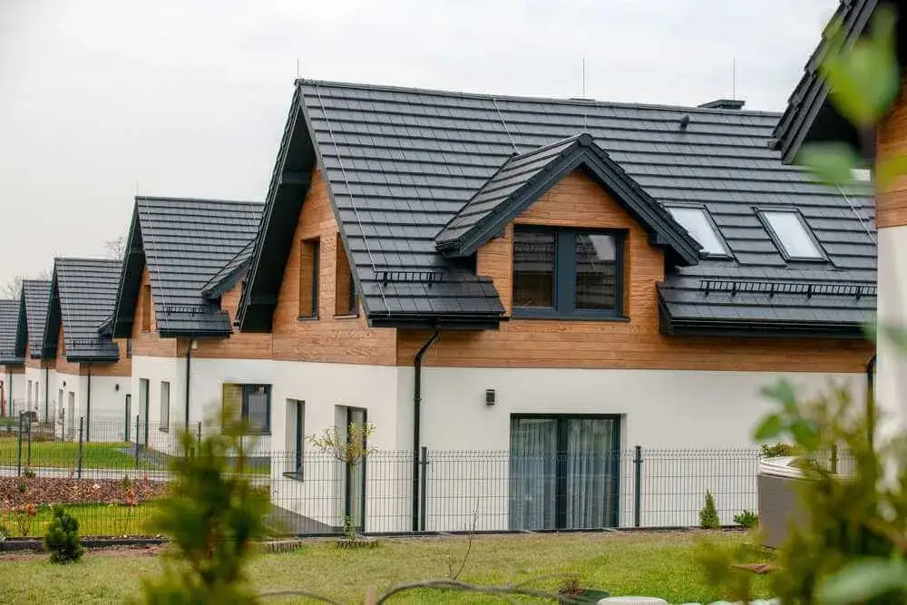 Zdjęcie Dachówka ceramiczna matowa czy z połyskiem – co wybrać, aby nie żałować?