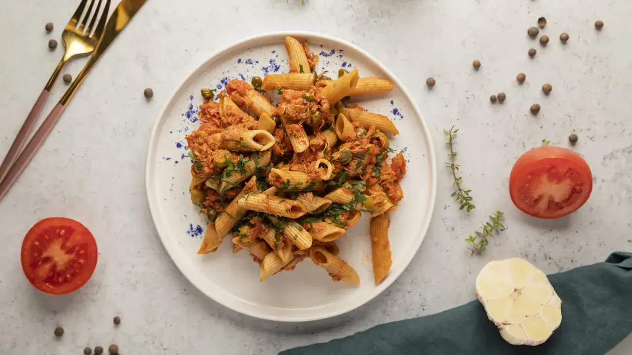 Zdjęcie Szybki przepis na makaron penne z tuńczykiem i pomidorami w 20 minut