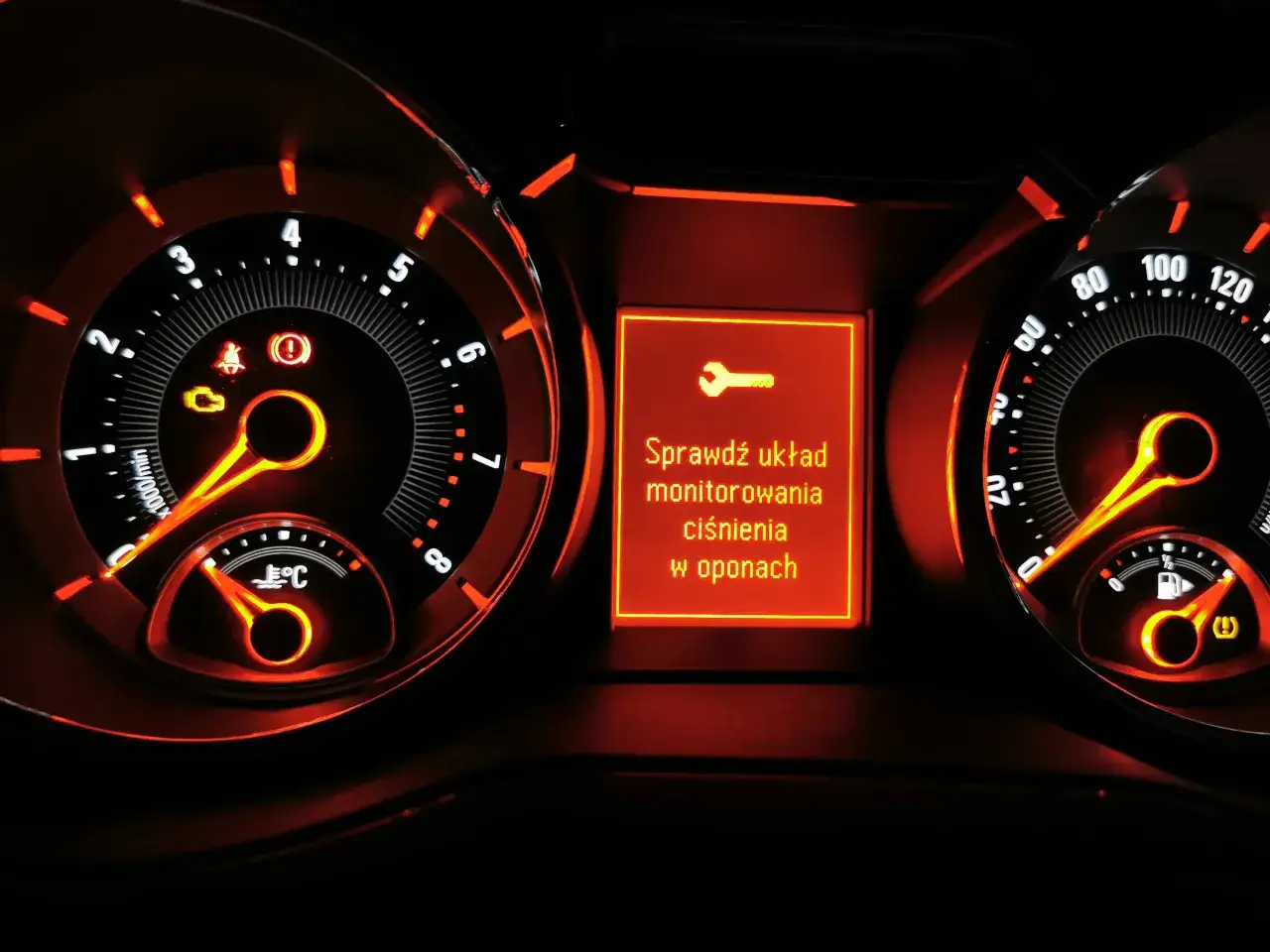 Zdjęcie Jak zresetować czujnik ciśnienia w oponach Opel Astra J bez problemów
