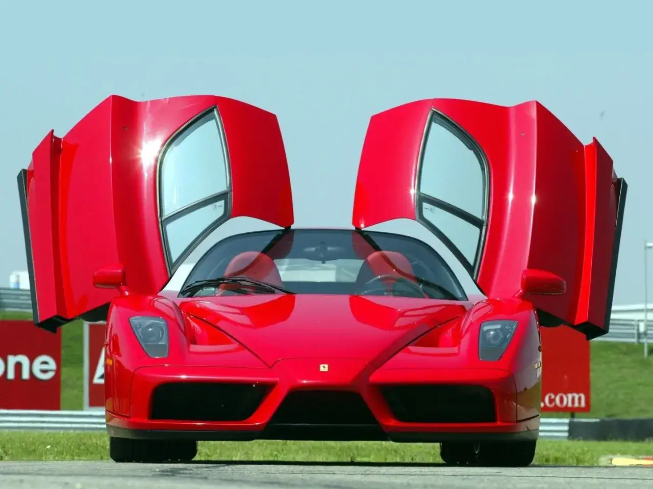 Zdjęcie Ile kosztuje Ferrari Enzo? Poznaj aktualne ceny i czynniki wpływające na wartość