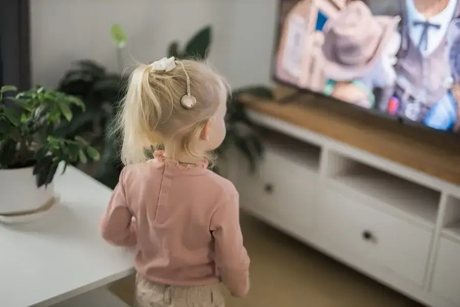 Zdjęcie Od kiedy dziecko może oglądać bajki? Ważne zalecenia dla rodziców