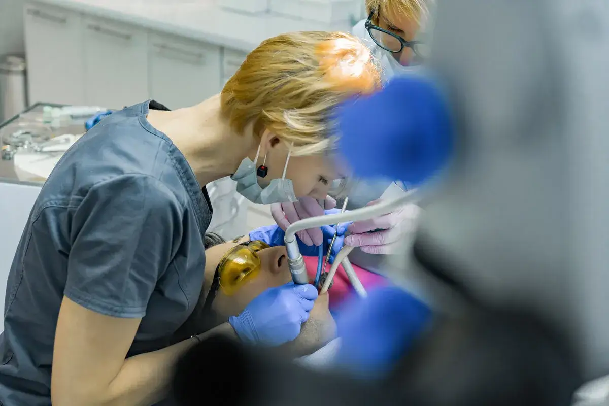 Zdjęcie Co robi dentysta? Kompleksowy przewodnik po zdrowiu uśmiechu