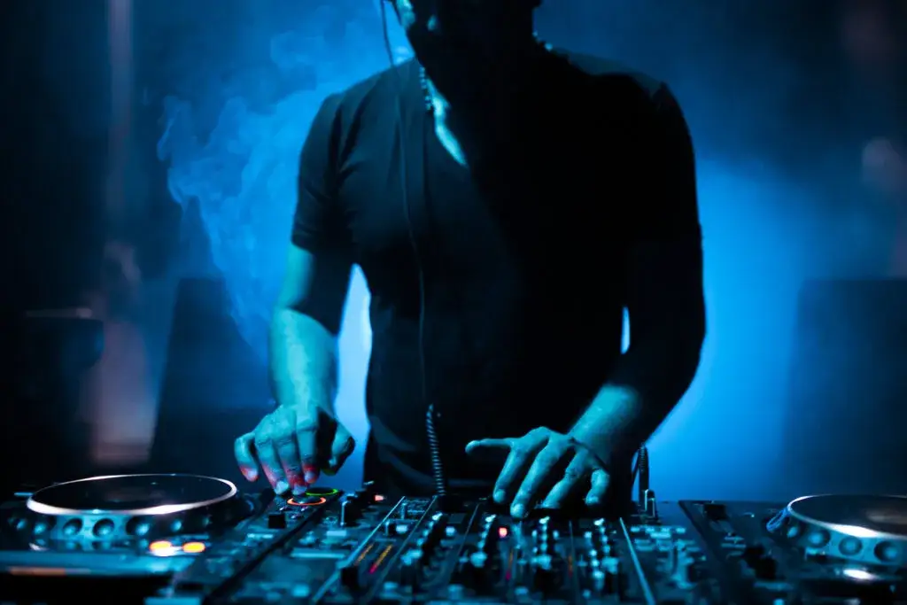 Zdjęcie Skąd DJ-e biorą muzykę? Odkryj legalne źródła i platformy