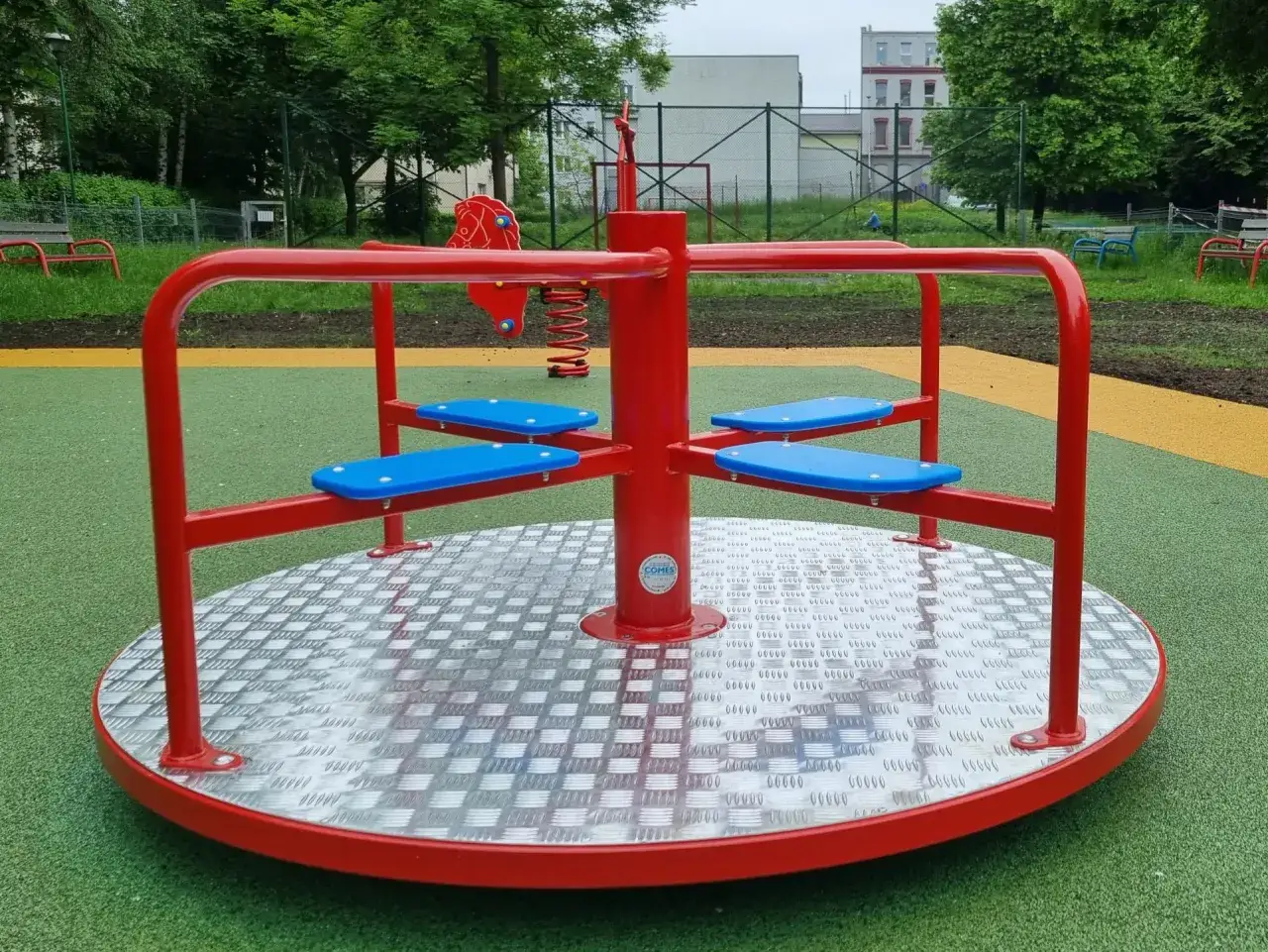 Zdjęcie Jak zrobić karuzelę na plac zabaw - proste kroki i bezpieczeństwo