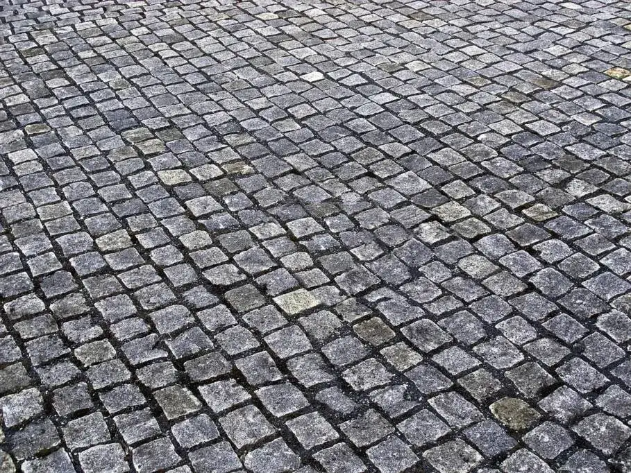 Zdjęcie Jak układać kostkę brukową w piękne wzory – porady i inspiracje dla każdego