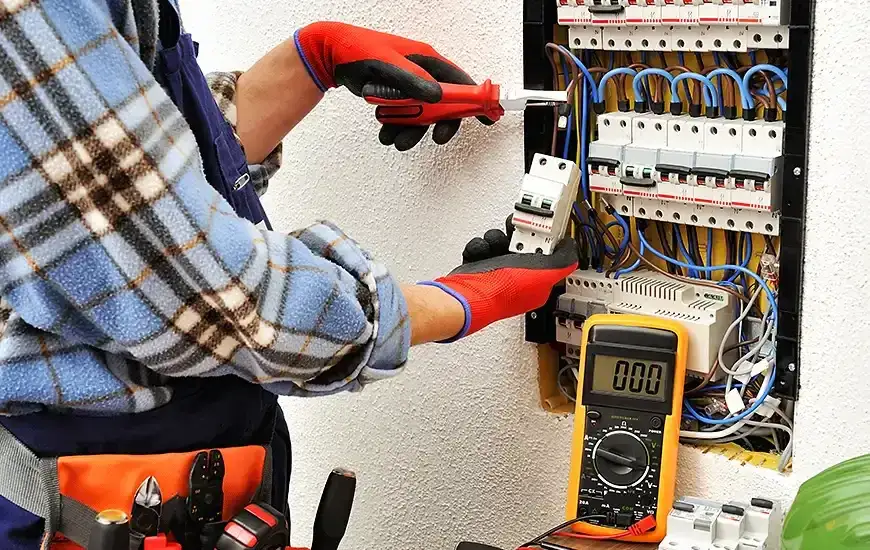 Zdjęcie Ile trwa kurs elektryka? Poznaj różnice w czasie trwania szkoleń