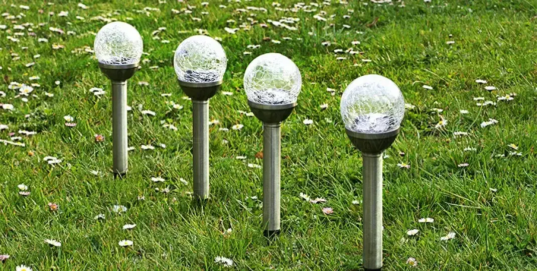 Zdjęcie Jak oświetlić ogród bez prądu? Sprawdzone sposoby na piękne światło