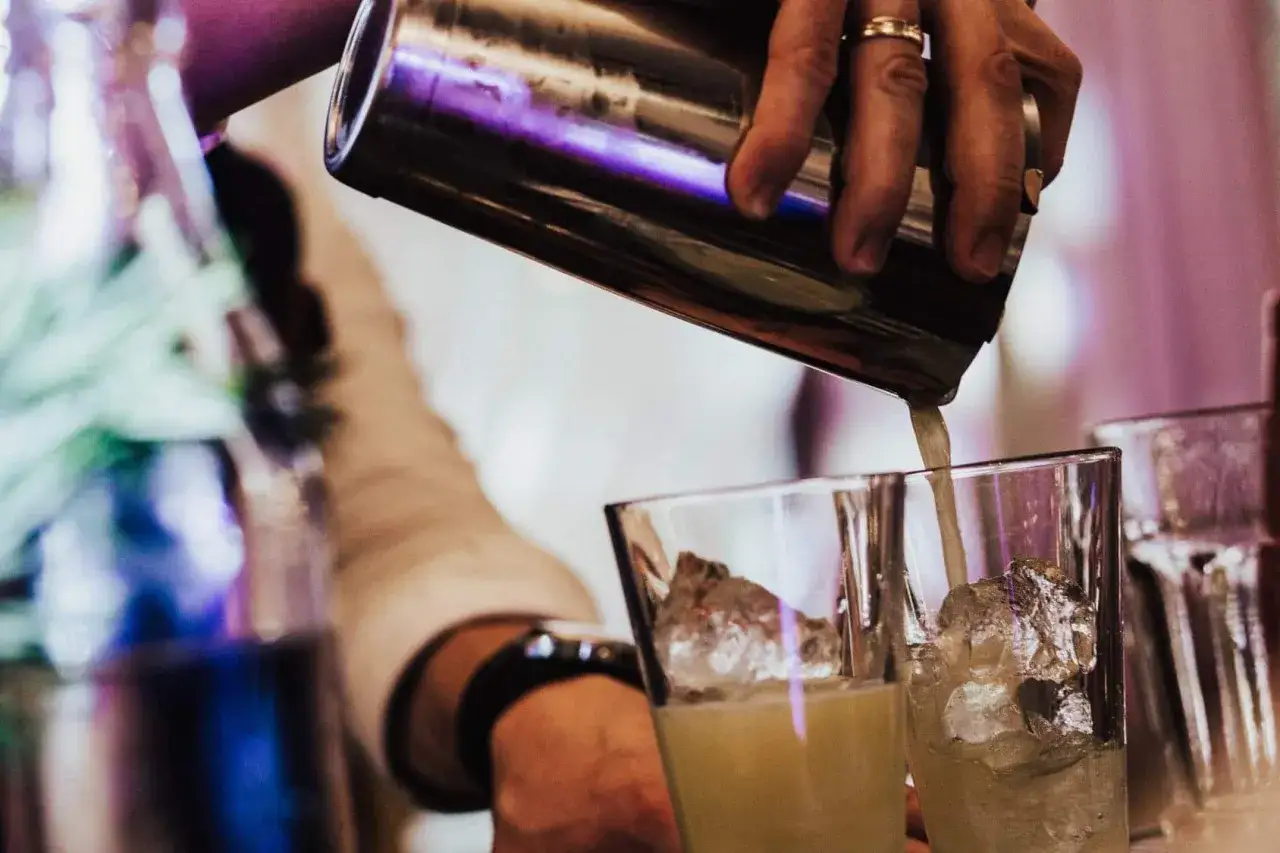 Zdjęcie Ile bierze barman na weselu? Sprawdź, co wpływa na ceny usług