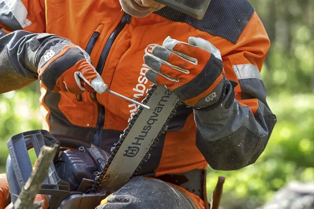 Zdjęcie Jak prawidłowo ostrzyć łańcuch pilarki Husqvarna – optymalny kąt i porady