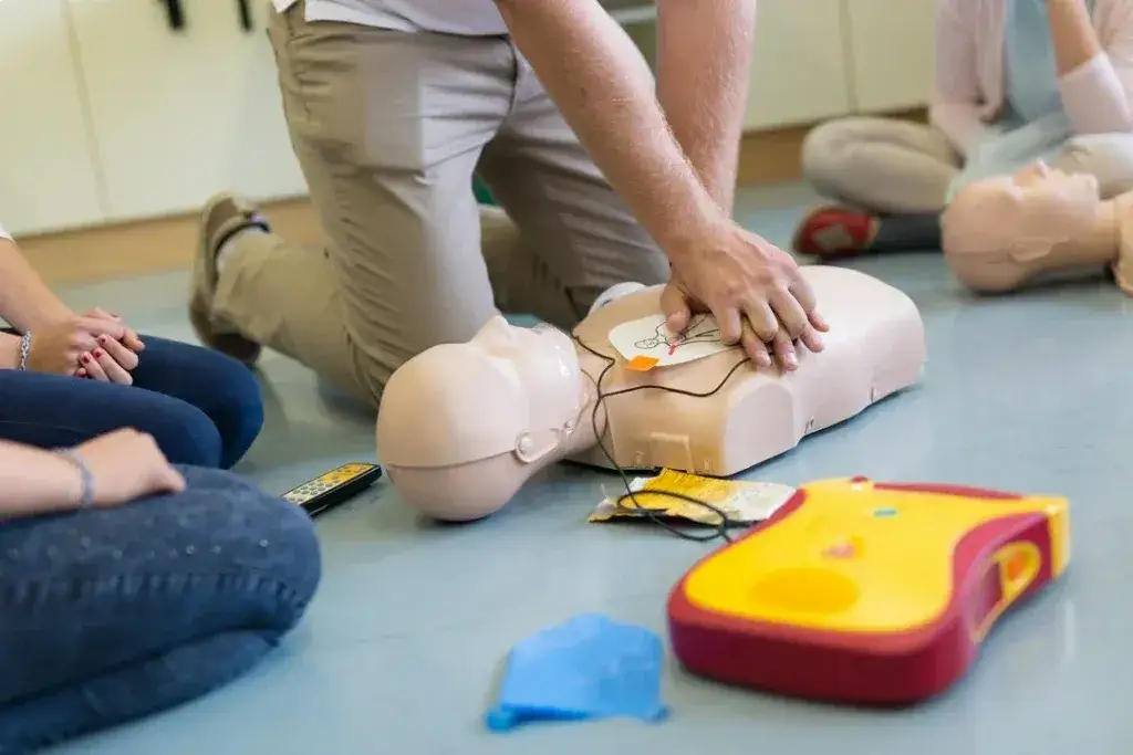 Zdjęcie Co ile lat muszą odbywać się szkolenia pierwszej pomocy pracowników?