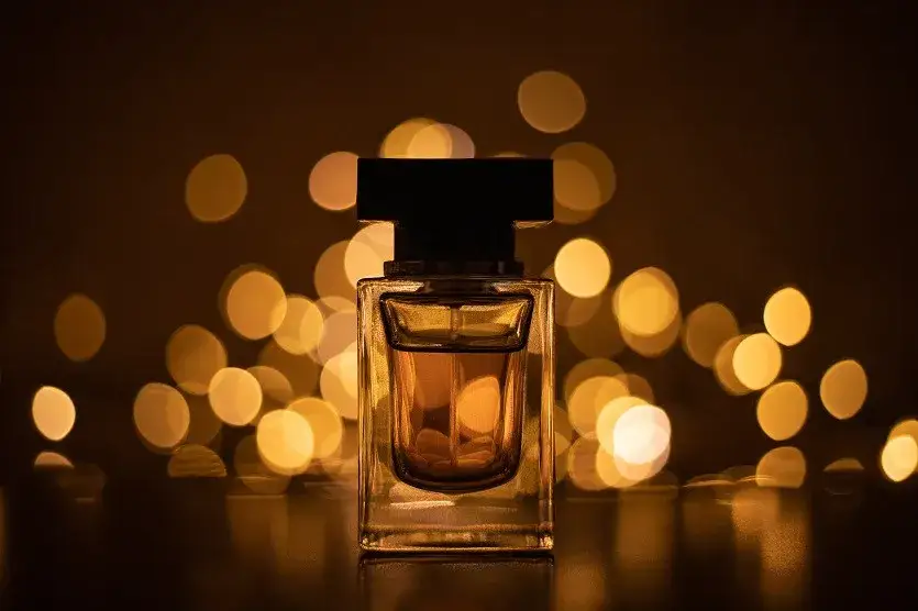 Zdjęcie Co oznacza EDT przy perfumach? Poznaj jego właściwości i zastosowanie