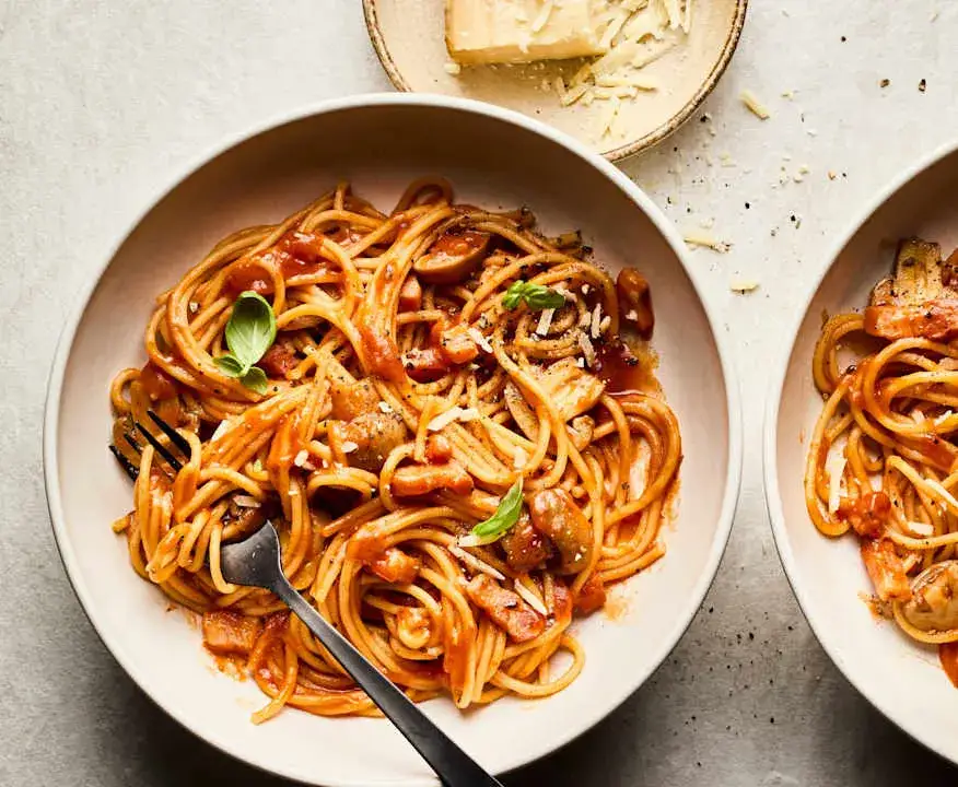 Zdjęcie Pyszne spaghetti z pieczarkami - proste przepisy i wariacje na każdą okazję