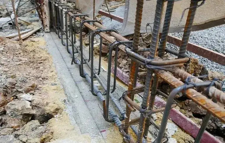 Zdjęcie Co ile strzemiona na fundament? Kluczowe zasady i normy budowlane