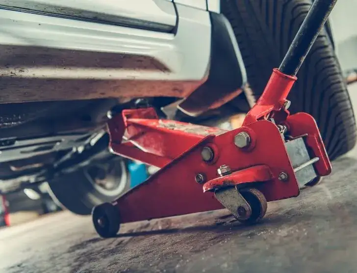 Zdjęcie Jak podnieść auto na lewarku bezpiecznie i uniknąć błędów