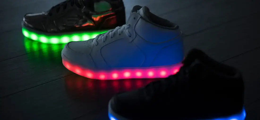 Zdjęcie Chcesz kupić świecące buty? Sprawdź, gdzie i na co zwrócić uwagę!