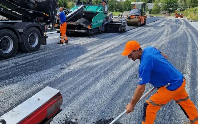 Zdjęcie Ile kosztuje położenie 1m2 asfaltu? Sprawdź, co wpływa na cenę