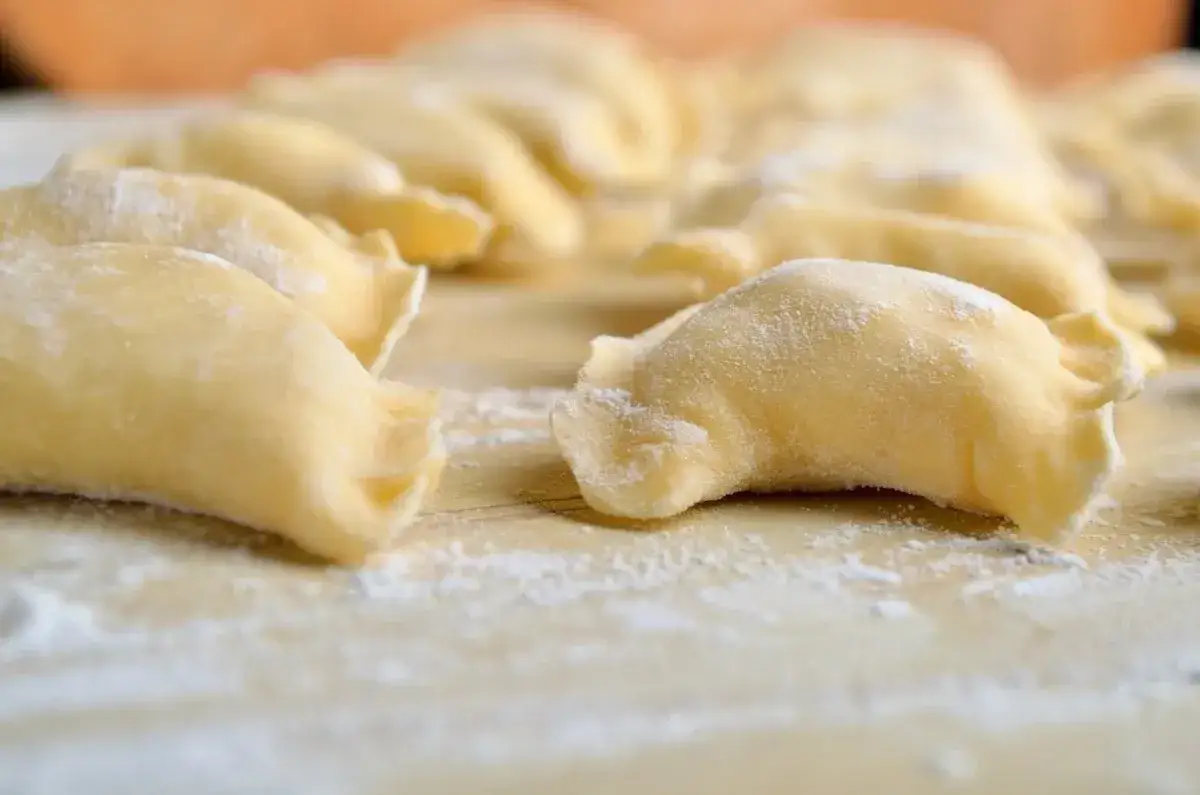 Zdjęcie Najlepsze ciasto na pierogi z mąki krupczatki – prosty przepis bez błędów