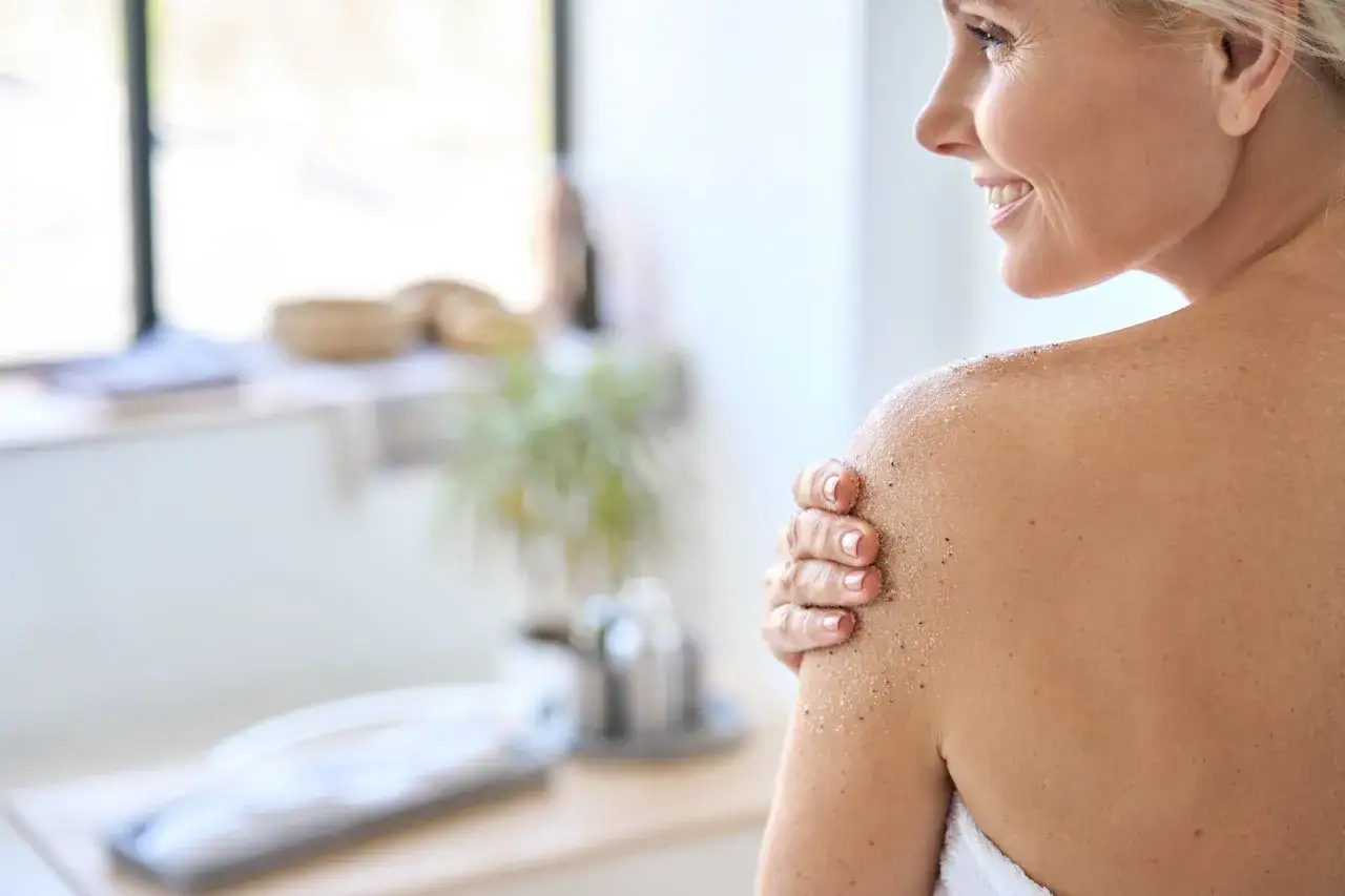 Zdjęcie Jak zrobić peeling do twarzy, aby uzyskać gładką i zdrową skórę