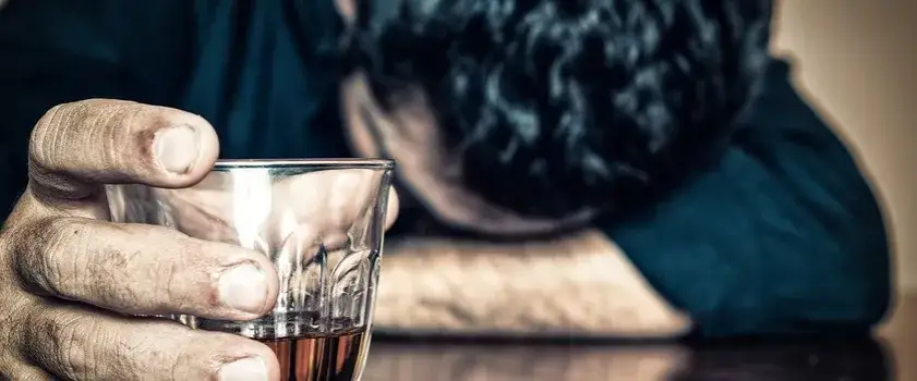 Zdjęcie Czy wódka pomaga na ból gardła? Prawda o skuteczności alkoholu