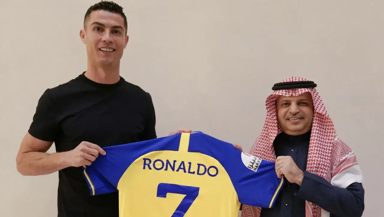 Zdjęcie Ile zarabia Ronaldo? Zaskakujące informacje o jego kontrakcie w Al-Nassr