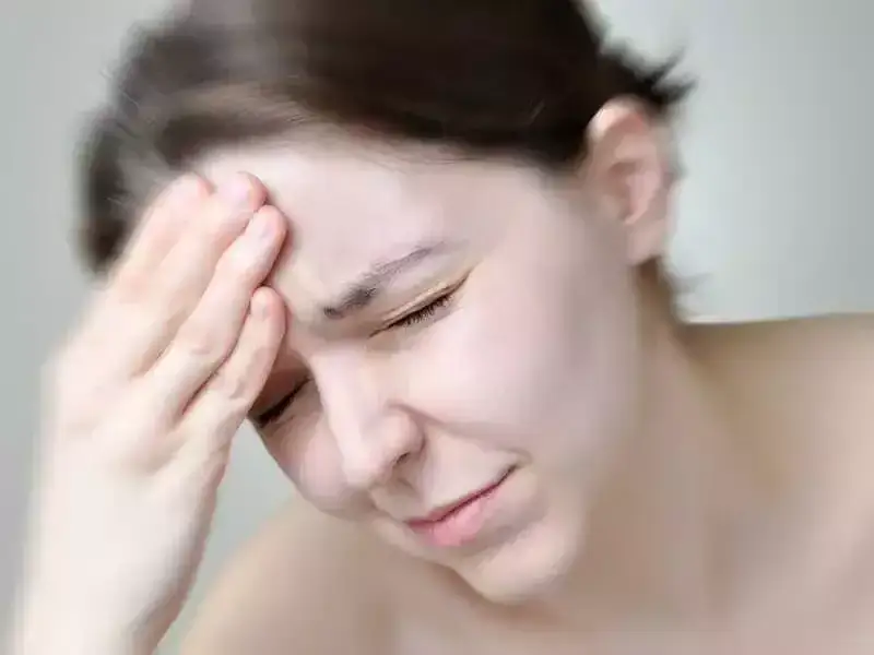 Zdjęcie Dlaczego przy nerwicy kręci się w głowie? Odkryj przyczyny i objawy