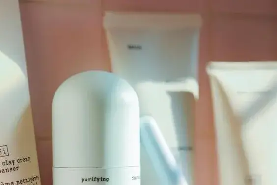 Zdjęcie Dezodorant vs Antyperspirant: Kluczowa różnica i jak wybrać?