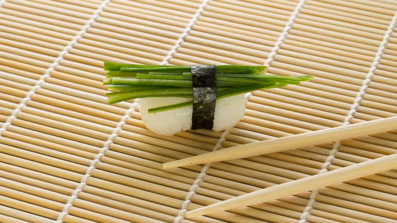 Zdjęcie Jak prawidłowo pokroić ogórka do sushi? Proste kroki i wskazówki dla idealnych kawałków