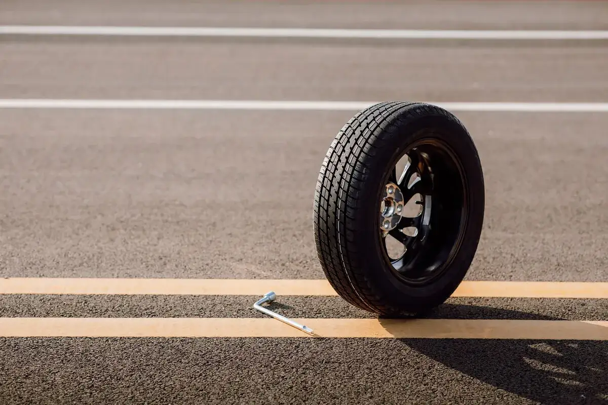 Zdjęcie Jak łatwo wyciągnąć koło zapasowe w Renault Clio 4 - krok po kroku