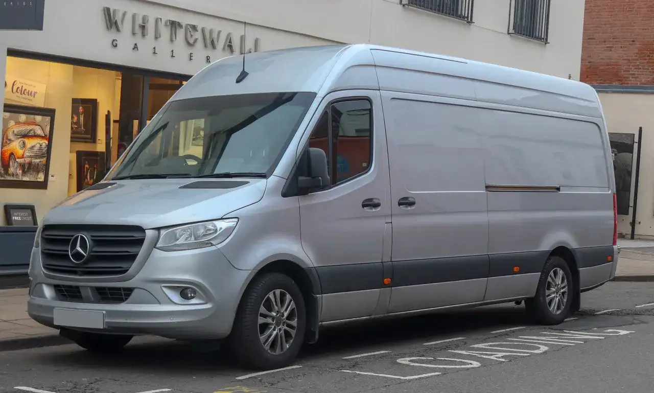 Zdjęcie Mercedes diesel Sprinter van - kluczowe cechy i zastosowania, które musisz znać
