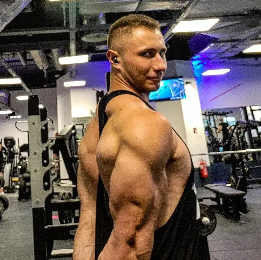 Zdjęcie Ile ćwiczeń na triceps? Poznaj optymalną liczbę dla efektów