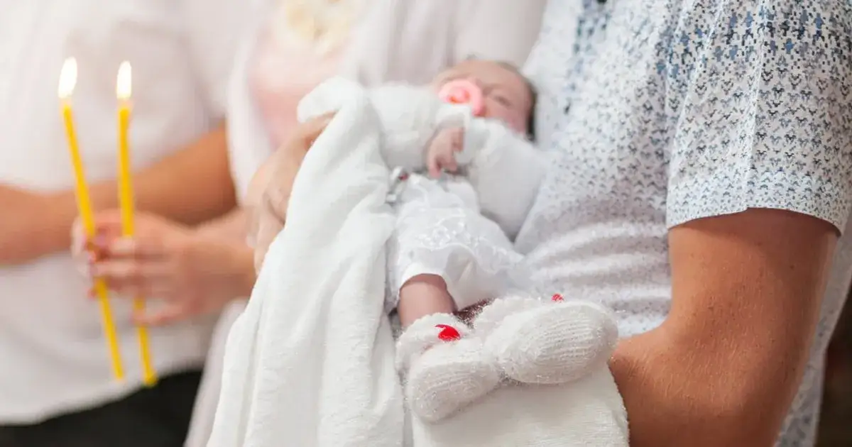Zdjęcie Ile się daje na chrzest księdzu? Oto co warto wiedzieć przed decyzją
