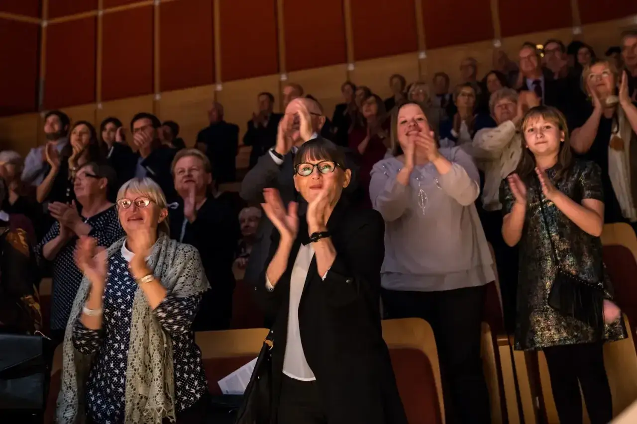 Zdjęcie Jak ubrać się na koncert Andrea Bocelli, aby wyglądać elegancko?